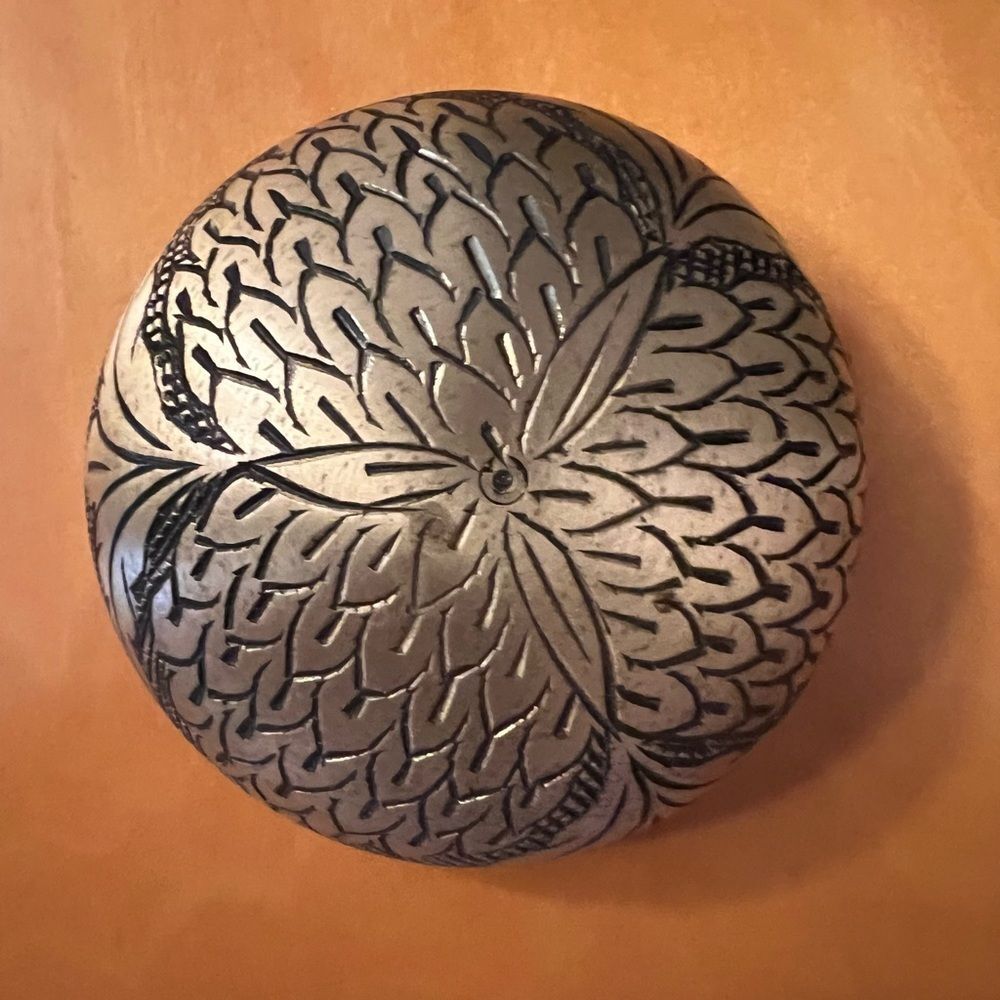 Solid brass, black, 45 cubic inches, carved cat urn. - Picture 3 of 7